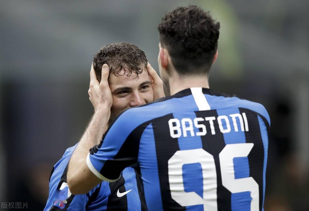 亚博-切塞纳蒂科的海边出现了一组旋转木马